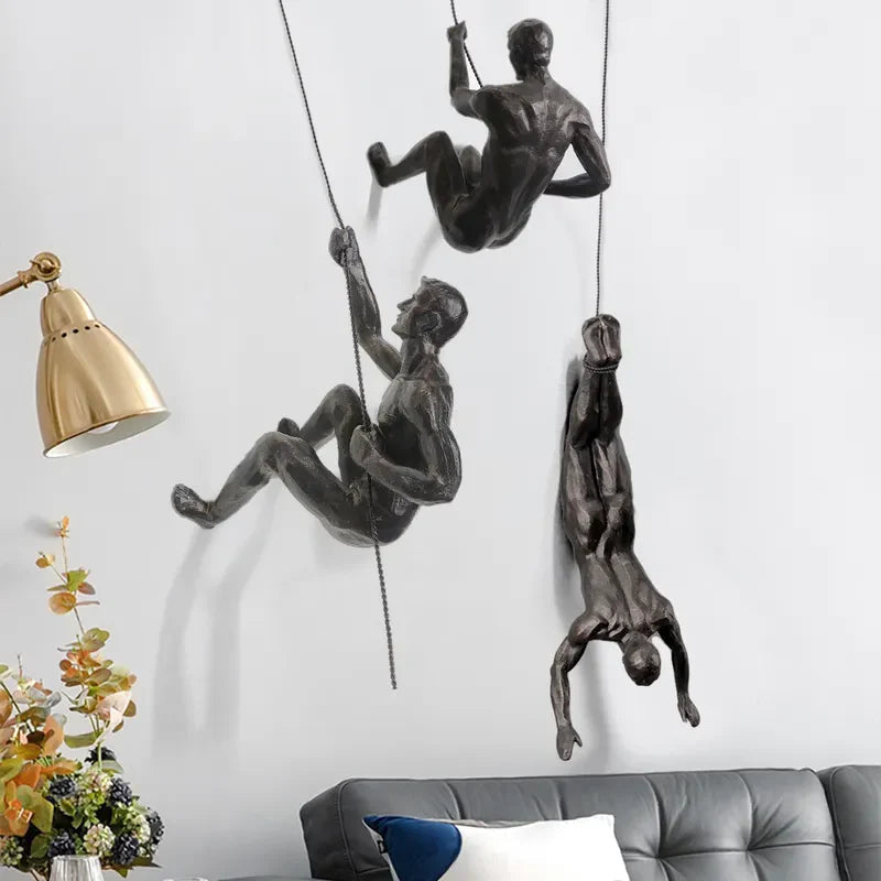 Unike harpiks skulpturer som klatrende figurer veggdekorasjon i trendy industridesign