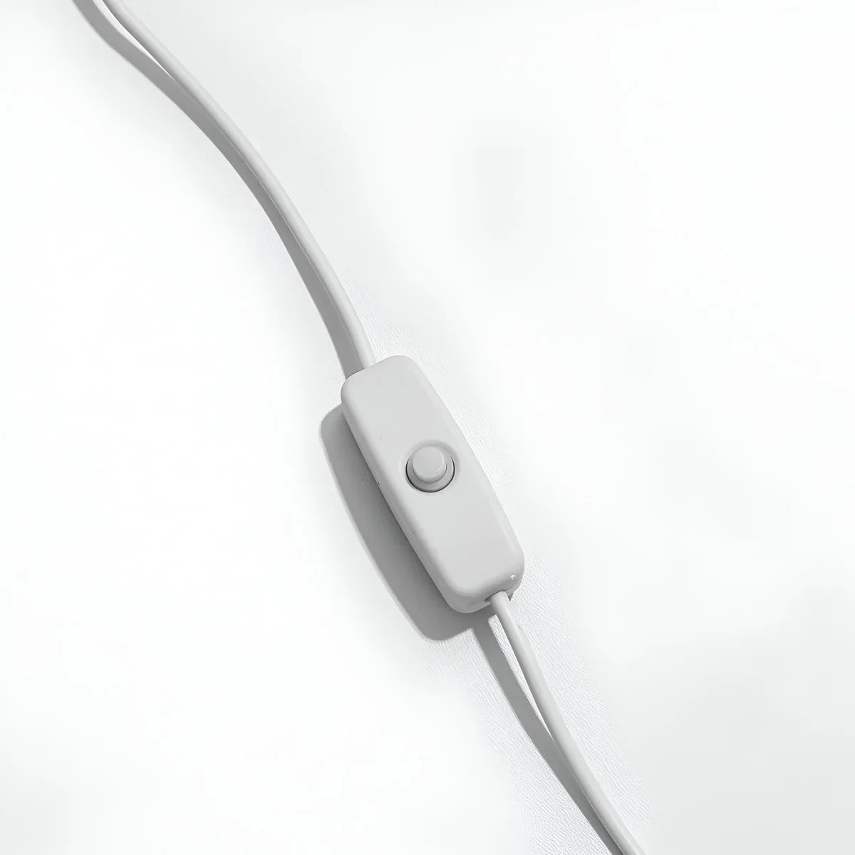 Bordlampe for barn med sjarmerende dyremotiv i akryl og solid tre. En trygg nattlampe.