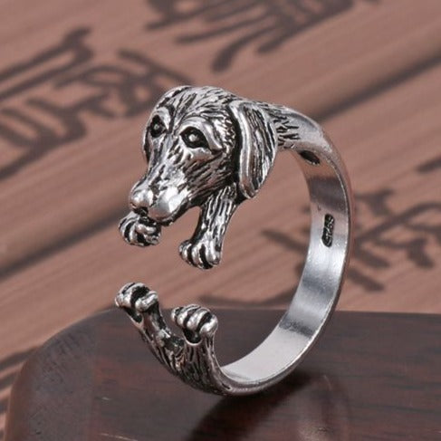 Elegant sølvbelagt dachshund smykke for kvinner. Justerbar ring som passer enhver hundeelsker.