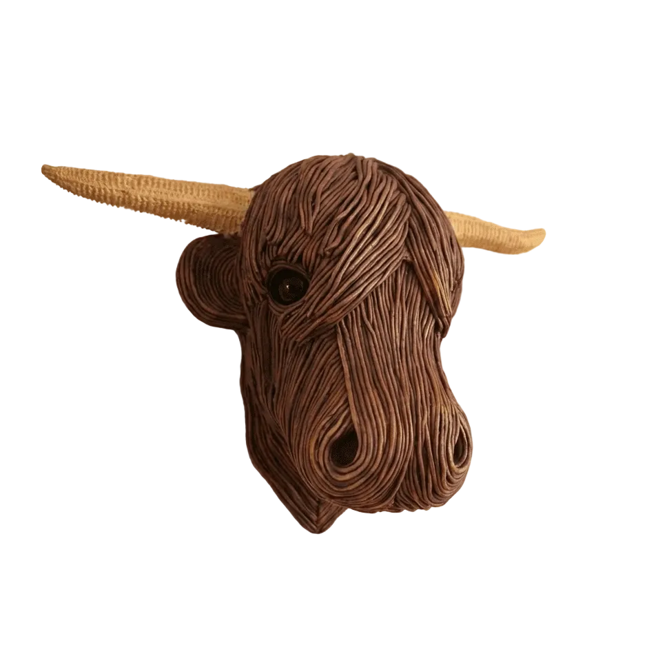 Sjarmerende vegansk kuveggskulptur i landstedstil for rustikk hjemmedekor og veggkunst.