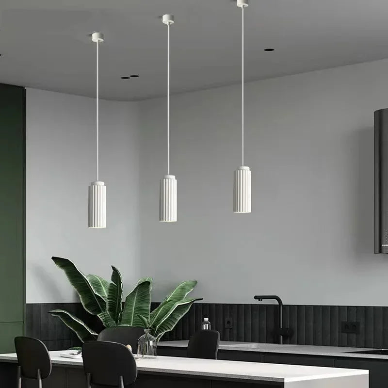 Skandinavisk minimalistisk pendellampe i matt hvit for moderne hjem. Elegant LED taklampe til stue eller spisestue.