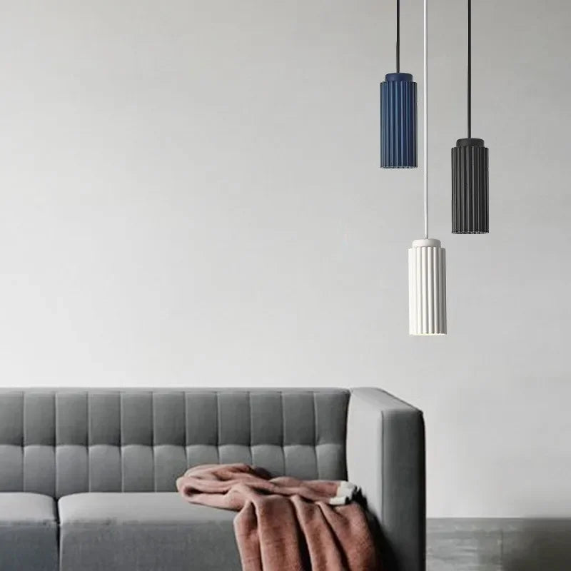 Stilren LED pendellampe, sort, med nordisk design. Perfekt moderne taklampe for kjøkken, kontor eller soverom.