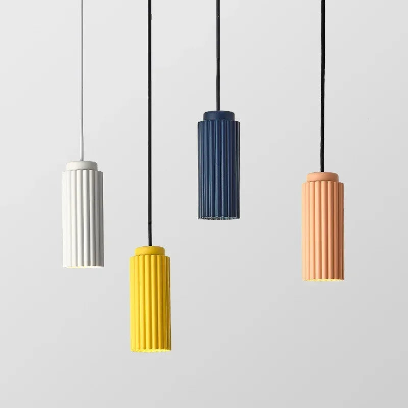 Nær bilde av messingfarget Skandinavisk pendellampe. Minimalistisk design som gir varmt lys til stue eller kontor.