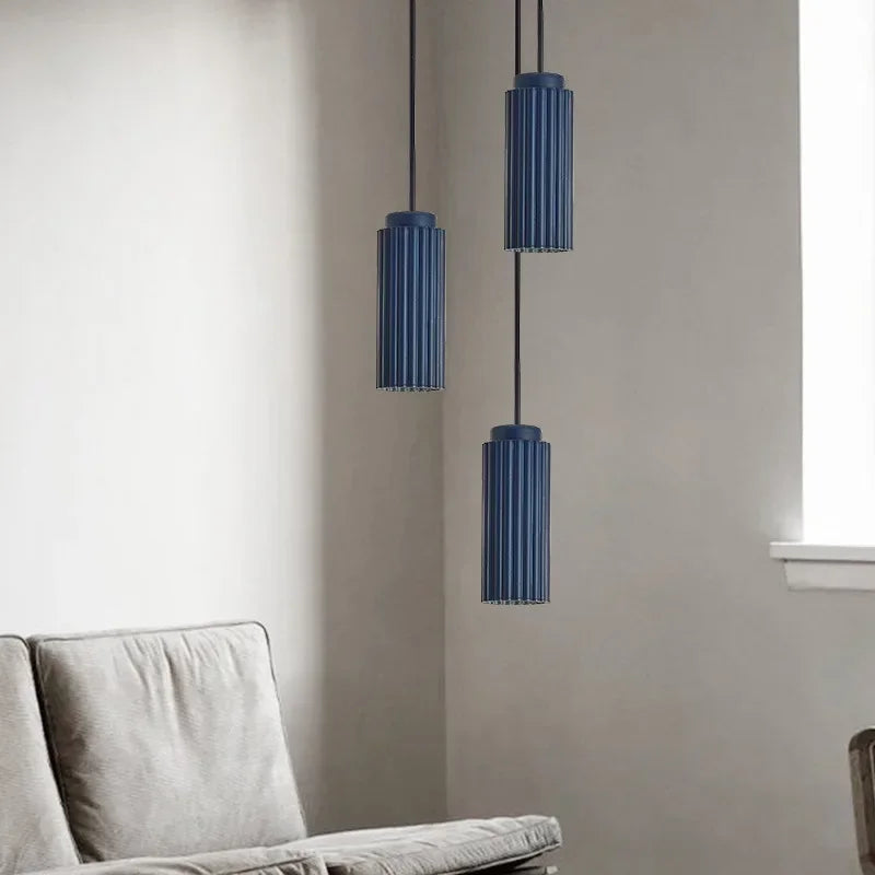 Svart minimalistisk pendellampe, inspirert av nordisk design. Funksjonell LED belysning for moderne kjøkken.