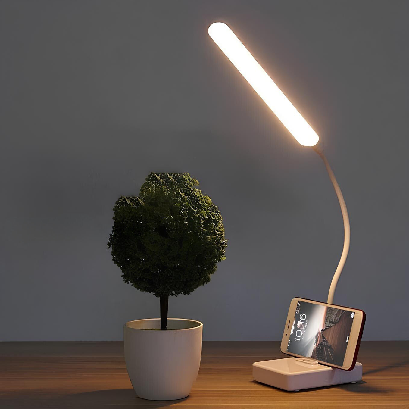 Moderne skrivebordslampe for hjemmekontor, med dimbart lys og fleksibel arm for økt produktivitet.