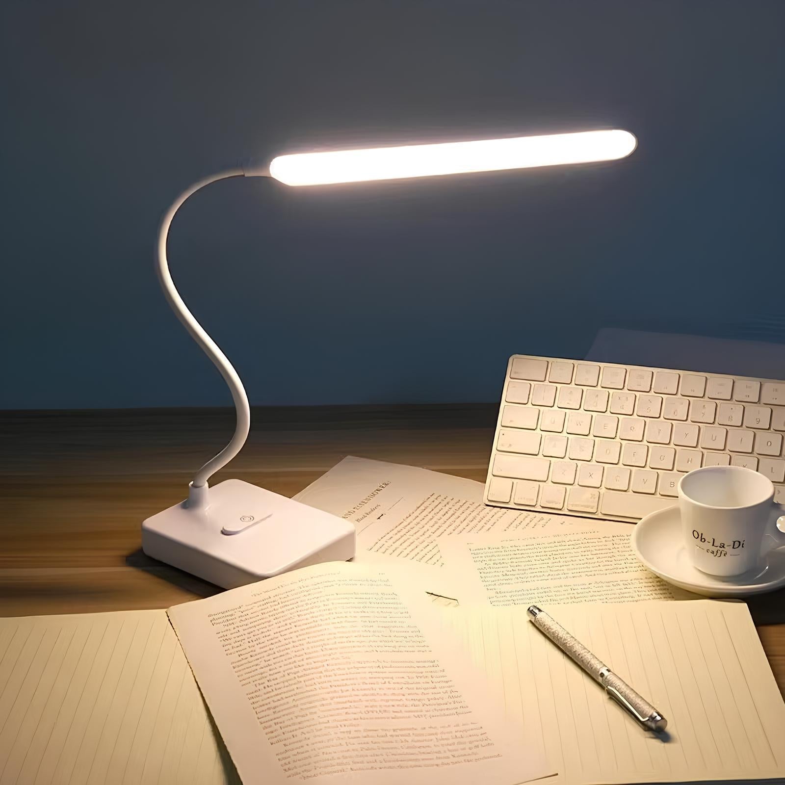 Oppladbar skrivebordslampe med fleksibel arm, gir optimal belysning for alle arbeidsflater.
