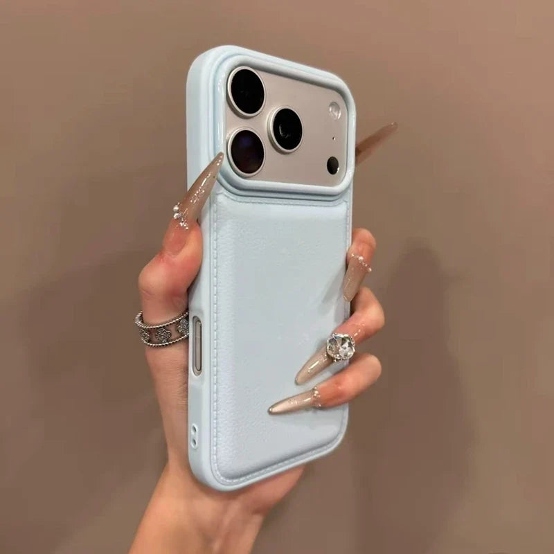 Grått slankt mobildeksel perfekt montert på en iPhone, fremhever minimalistisk design og tynn passform for iPhone 11-17.