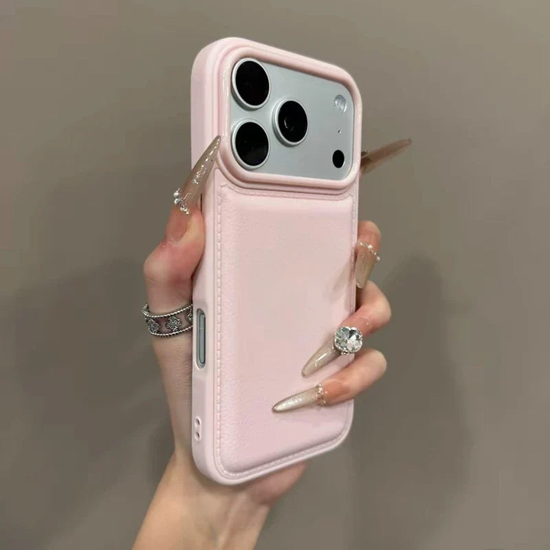Støtsikker bumper forbedrer beskyttelsen av et slankt iPhone deksel for iPhone 11-17, med forsterkede hjørner.