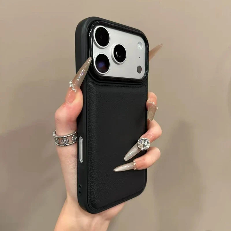 Slankt iPhone deksel som viser hevede kanter foran, gir ekstra skjermbeskyttelse for iPhone 11-17 mot fall.
