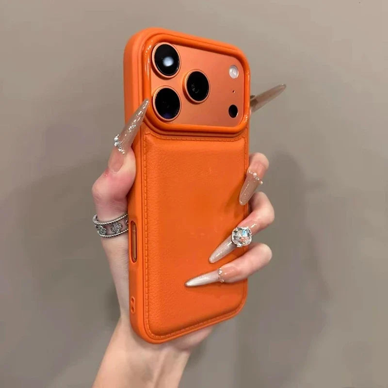 Baksiden av et slankt, farget iPhone deksel for iPhone 11-17, med forhøyet kamerabeskyttelse og presise utskjæringer.