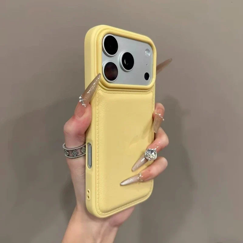 En hånd holder en iPhone med et slankt, stilig mobildeksel, perfekt for hverdagsbruk og beskyttelse av iPhone 11-17.
