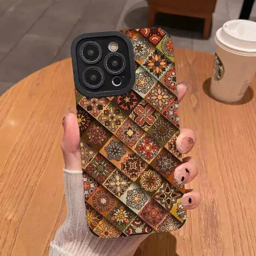Slankt iPhone-deksel i transparent TPU, bevarer telefonens design. Støtsikker og ripebestandig beskyttelse.