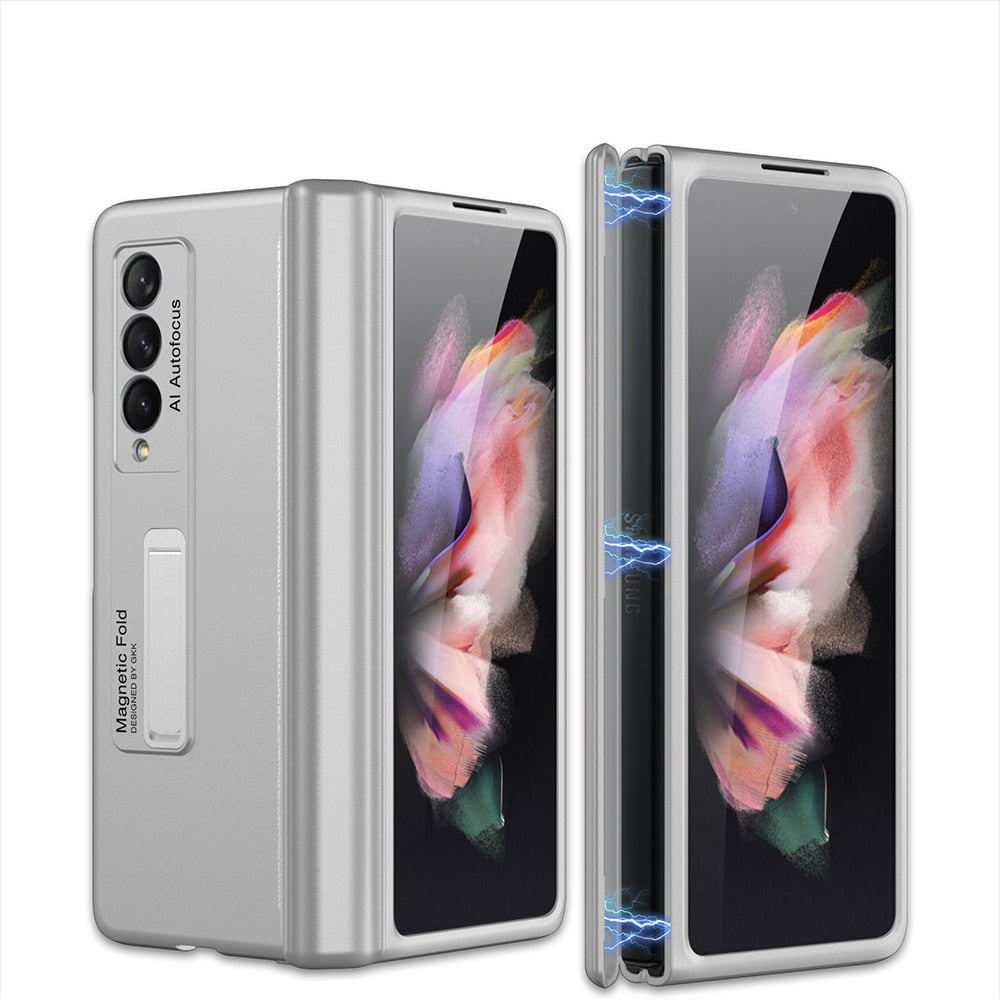 Elegant telefondeksel i lær-look for Samsung Z Fold 3, med praktisk stativfunksjon i gullfarge.