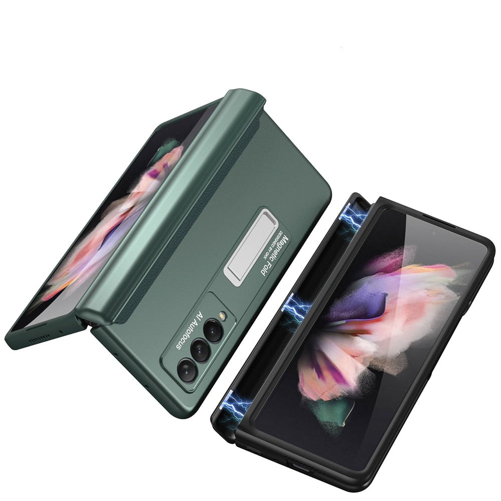 Nærbilde av stativfunksjonen på et grønt Samsung Z Fold 3 deksel, viser solid konstruksjon.