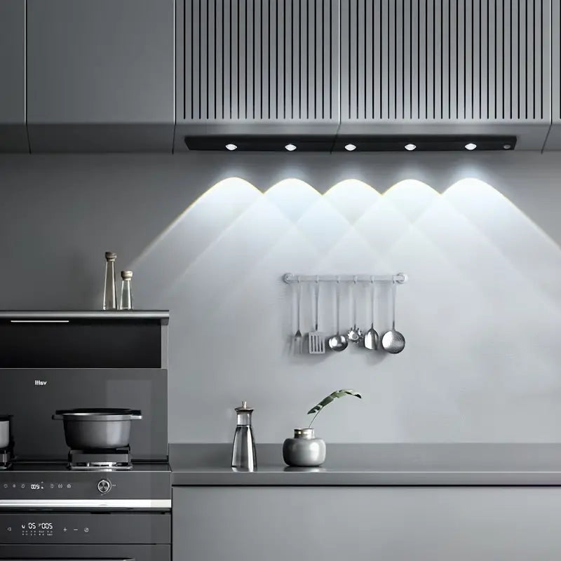 Energibesparende sensorlys i klesskap. Smart LED belysning for oversiktlig oppbevaring hjemme.