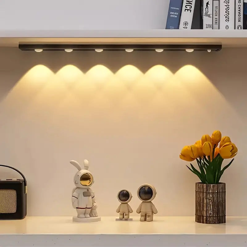 Automatisk gangbelysning med bevegelsessensor. Smart LED lys for trygg og energieffektiv navigering.