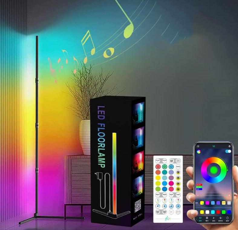 Elegant RGB LED gulvlampe plassert i hjørne, gir tilpasset stemningsbelysning. En smartlampe for interiørlys.