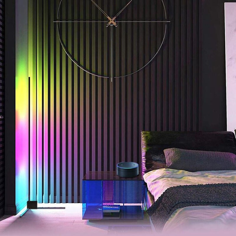 Moderne LED gulvlampe med RGB-farger, ideell som hjørnelampe. Skap unikt lysdesign i stuen din.