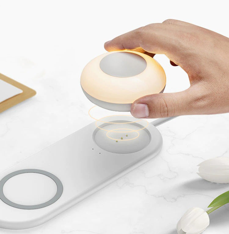 Smart trådløs ladelampe med Qi-lader, perfekt som multifunksjonell bordlampe for hjem og kontor.