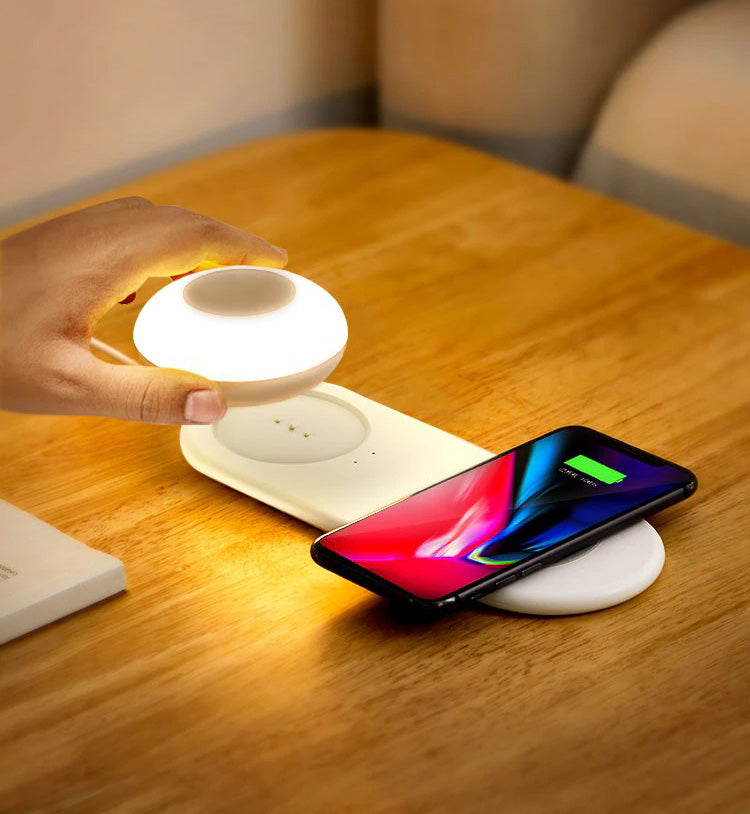 LED-leselampe med øyepleiefunksjon og trådløs lading, ideell som nattbordslampe eller kontorbelysning.