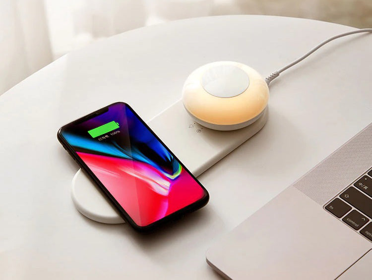 Portabel trådløs bordlampe med smart belysning og Qi-lader, perfekt for lesing eller som nattbordslampe.
