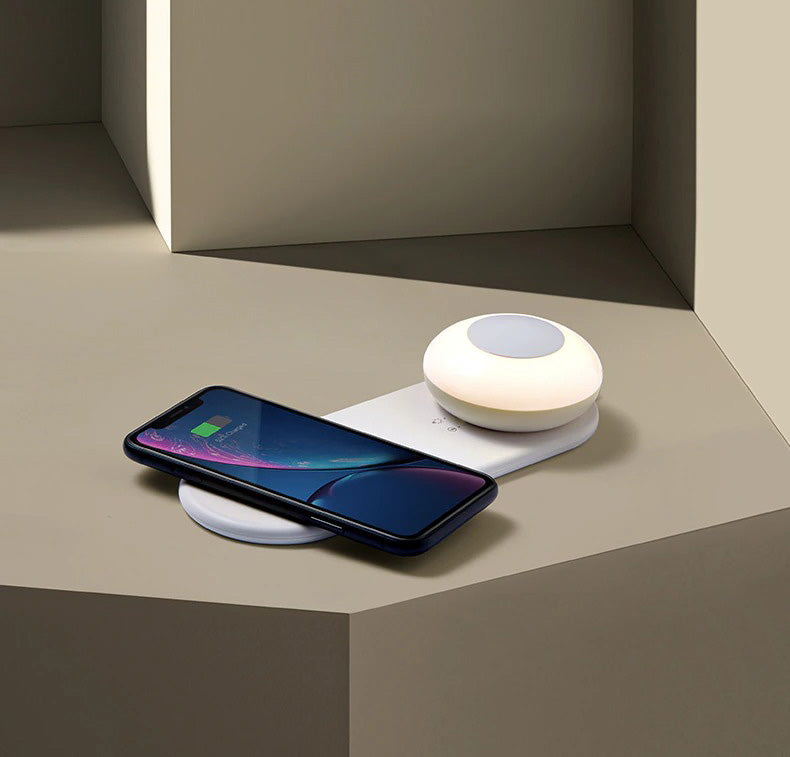 Moderne trådløs ladelampe for kontor og hjem, med integrert Qi-lader og justerbar LED-belysning.