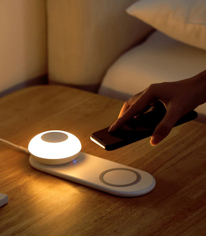 Multifunksjonell smart ladelampe med trådløs Qi-lader og justerbar LED-belysning for øyepleie i hjemmet.