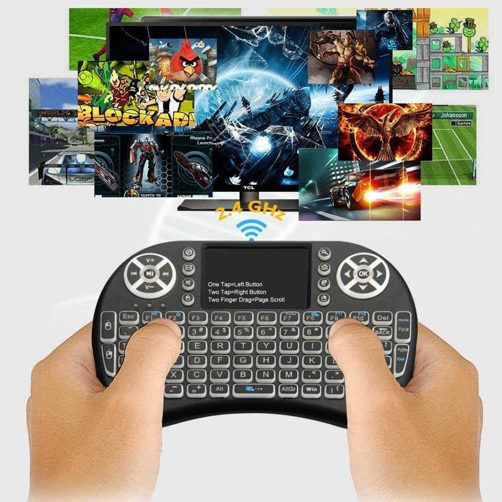 Bakgrunnsbelyst smart fjernkontroll med touchpad, optimalisert for mørke rom og enkel bruk av mediecenter.