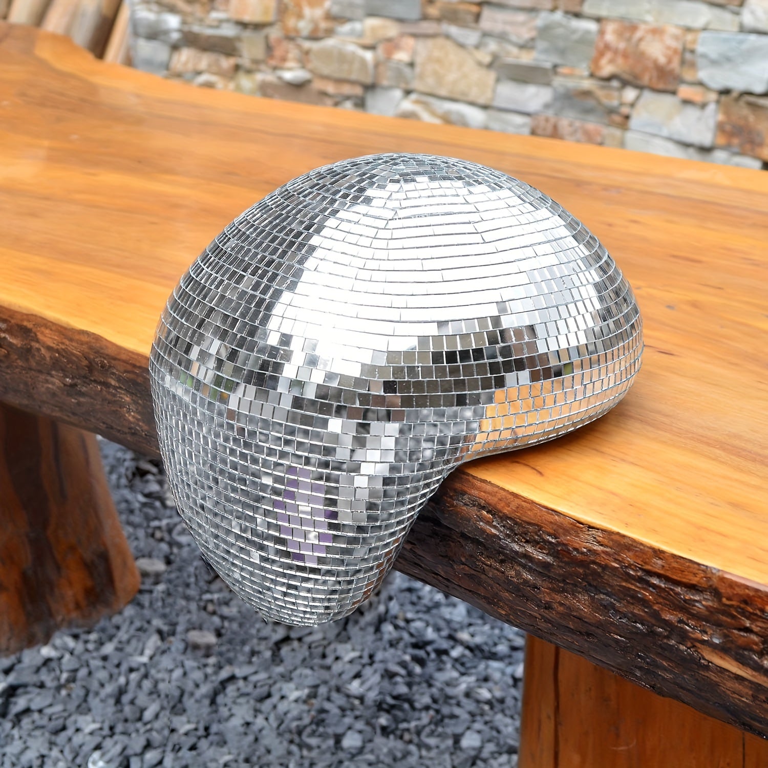 Diskokule skulptur, smeltet design. Reflekterende hjemmedekorasjon for unikt interiør.