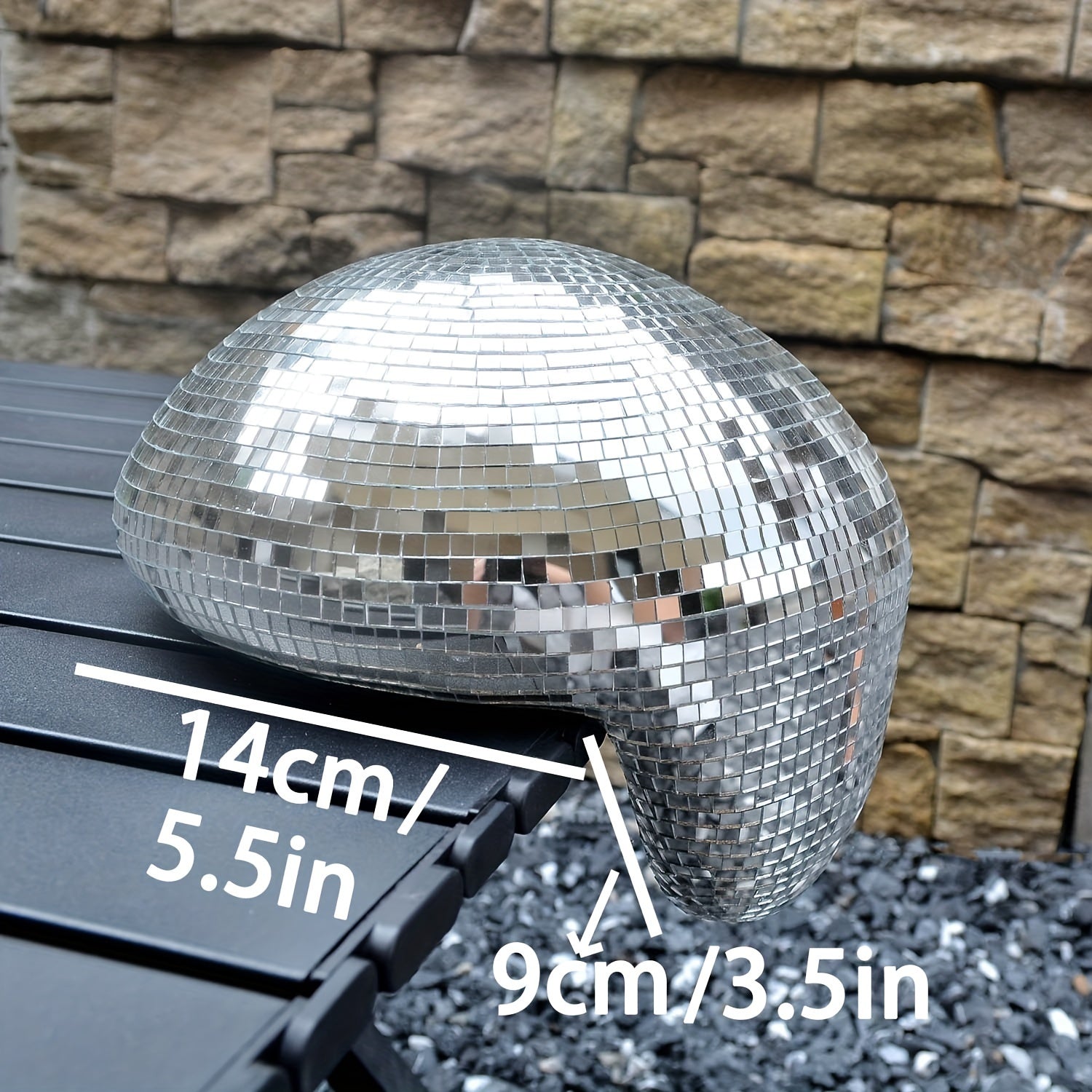 Levende reflekterende diskokuleskulptur. Moderne kunst, retro stil, perfekt som festtilbehør.