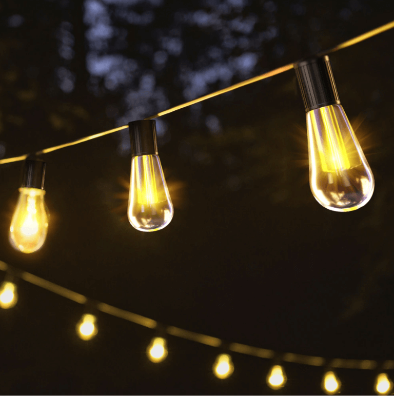Nærbilde av en solcelledrevet LED-lyslenke, perfekt for terrasse og eventbelysning.