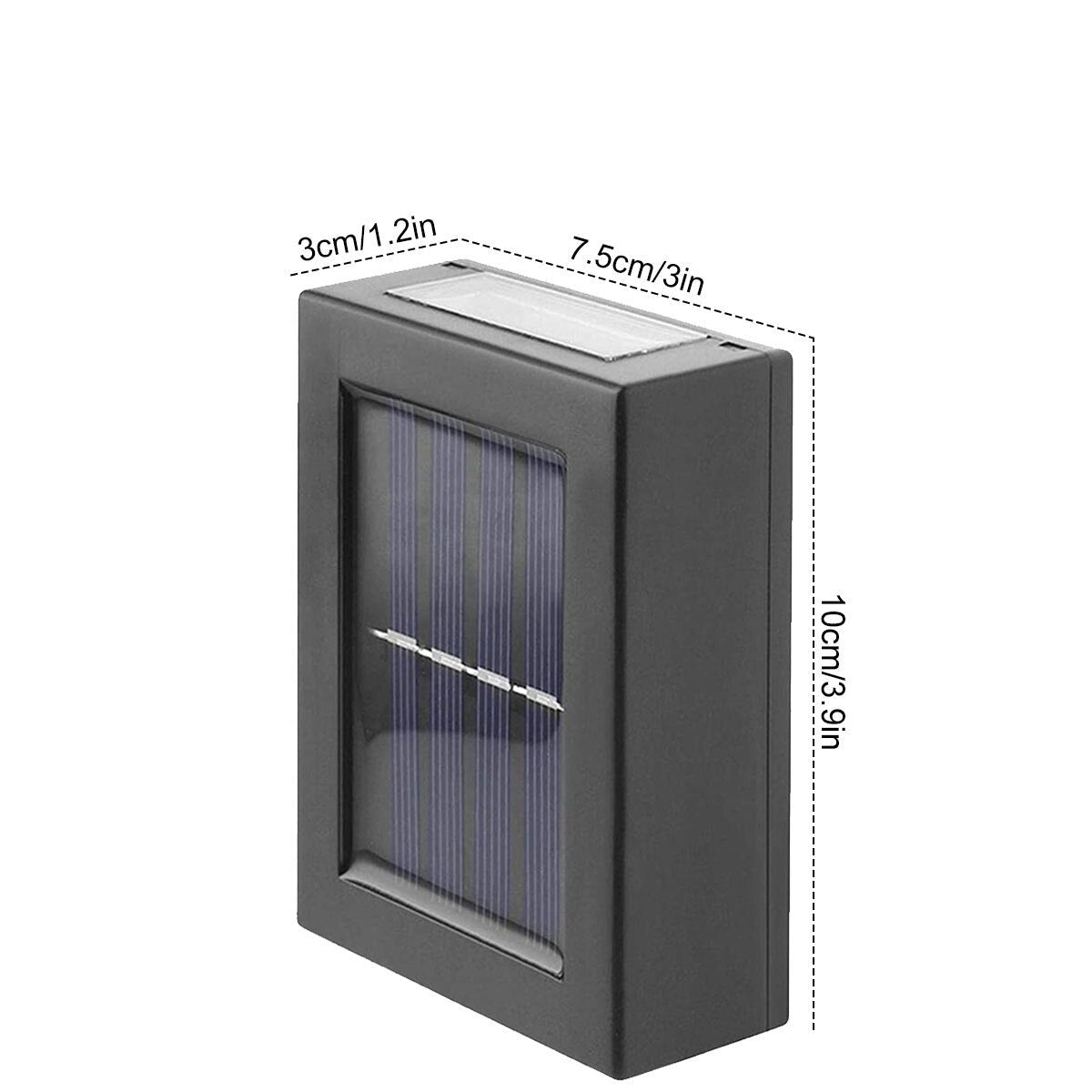 Kveldsbilde: Vegglampe med varmt LED-lys. Solenergi skaper stemningsfull atmosfære på terrassen.