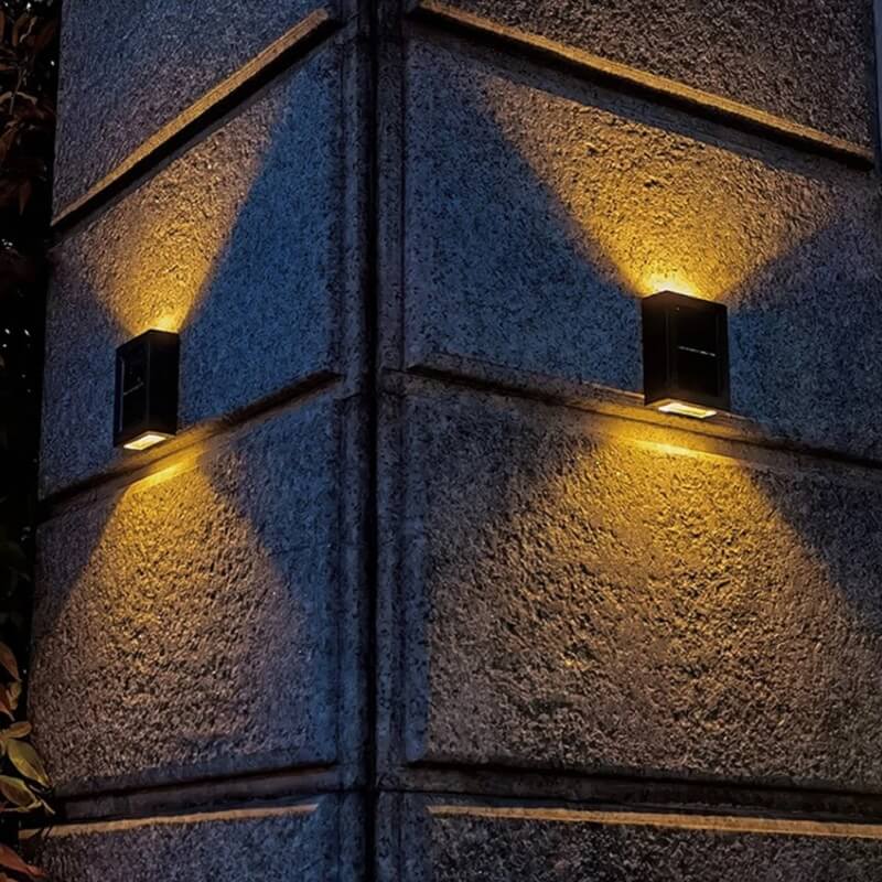 Moderne solcelle vegglampe. Elegant hagebelysning som tåler vær og vind, perfekt til terrassen.