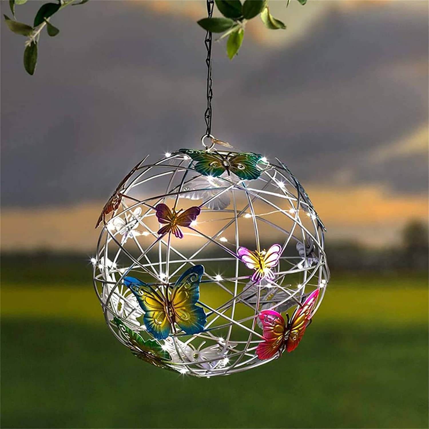 Elegant solcellelampe med sommerfugldesign, gir stemningsfull belysning til hagen.