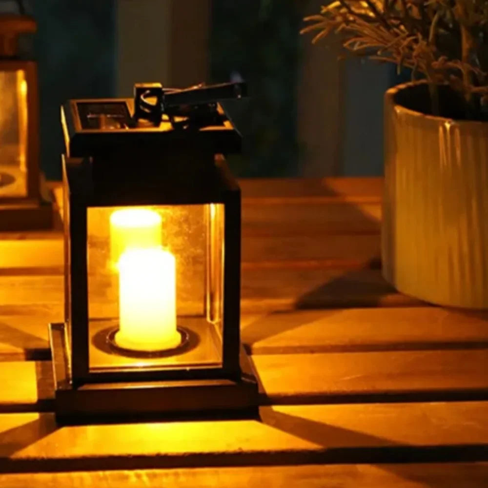 Dekorativ sollykt for hage og terrasse, med krokoppheng og flammefri LED lys for stemning.