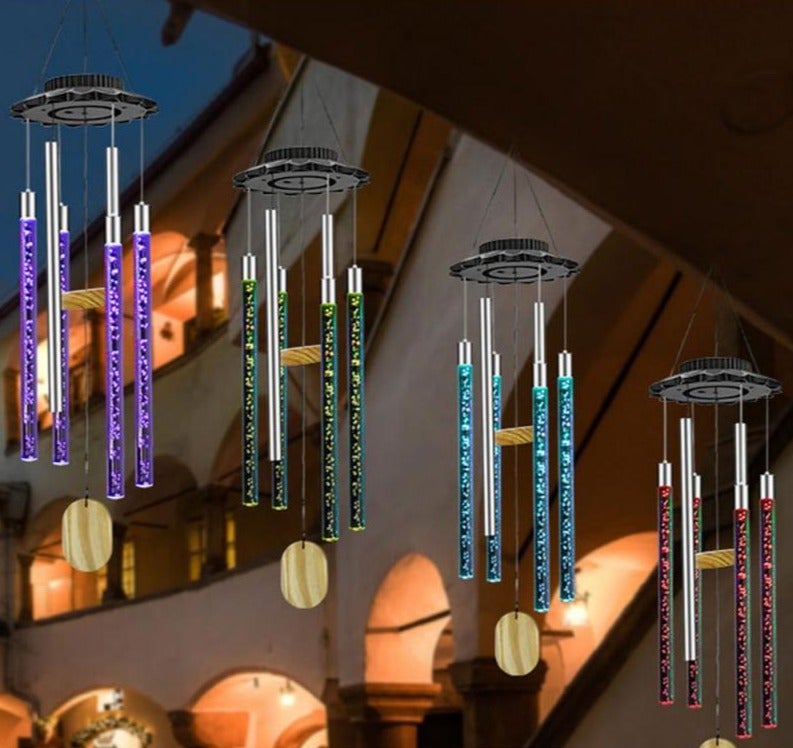 Musikalske vindklokker i klassisk design, drevet av solenergi. Gir stemningsfullt lys og lyd til hagen.