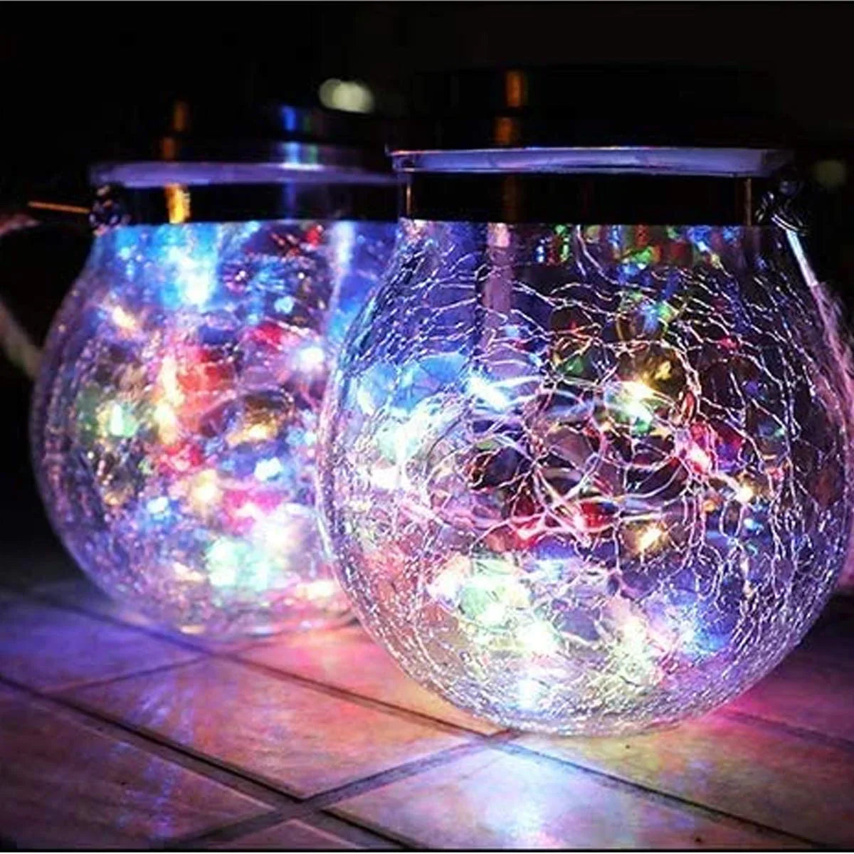 Miljøvennlig solcellelampe med sprukket glass og hampsnor. Trådløs utendørs LED-belysning.