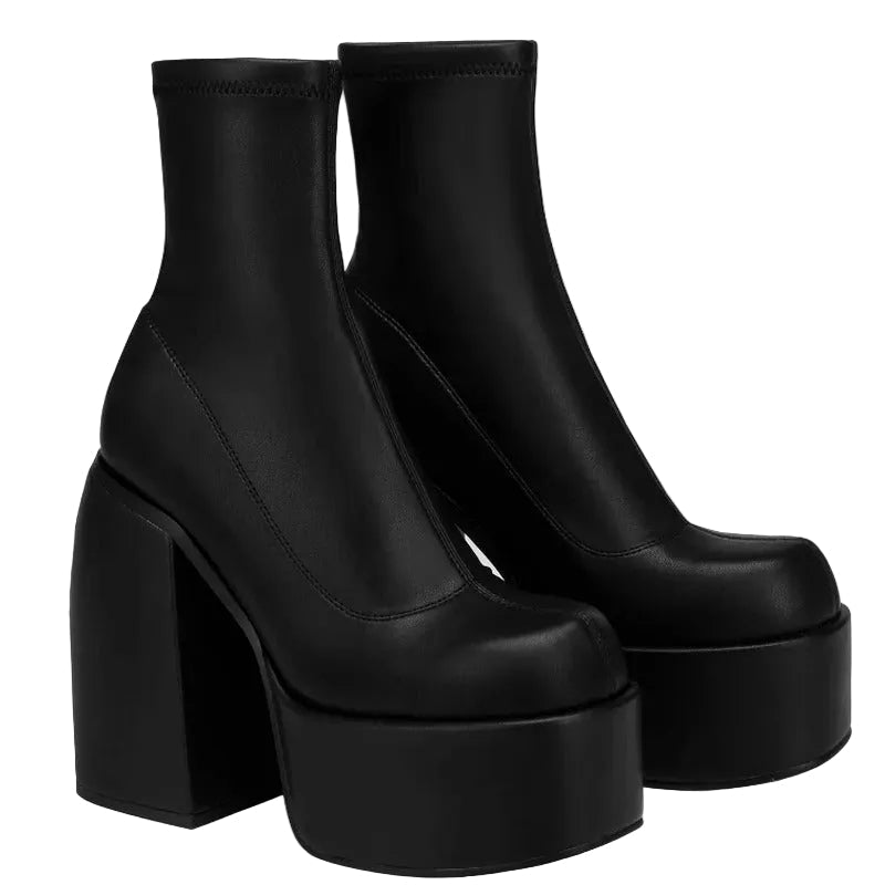 Sorte chunky hælstøvler for kvinner med platåsåle. Trendy, elegante vintersko for en selvsikker stil.