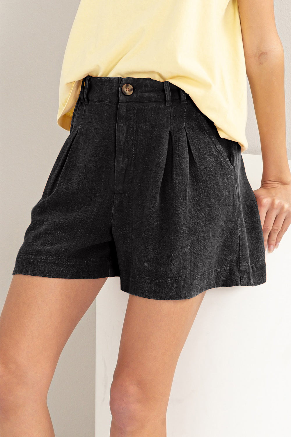 Stilige folder-shorts til dame med høy midje, et elegant valg for fritidsantrekk.