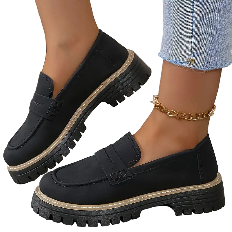 Sorte kvinne loafers med chunky såle. Stilige slip-on hverdagssko for komfortabel og trendy gange.