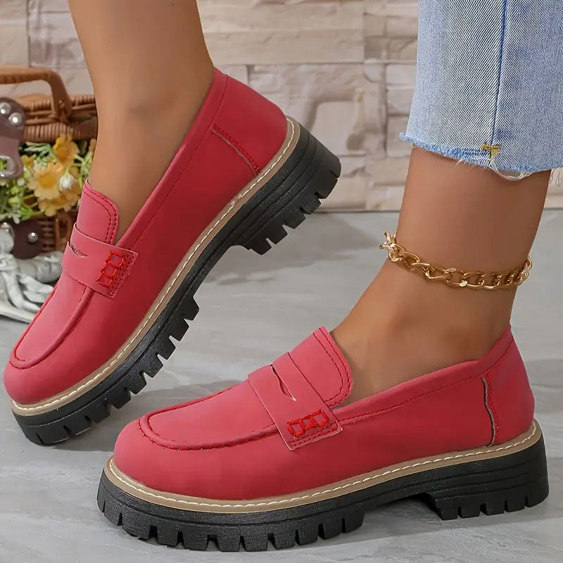 Elegante kvinne loafers i skinnimitasjon med chunky såle. Moderne stilige flats for komfortabel bruk.