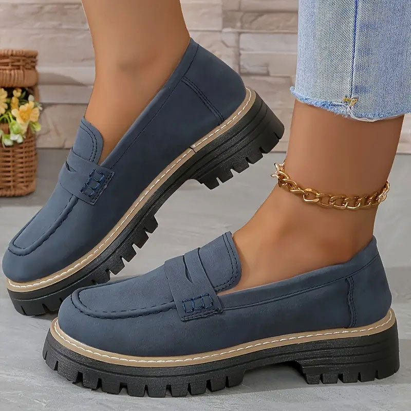 Detalj av den tykke chunky sålen på kvinne loafers. Robuste og stilige fritidssko med god demping.