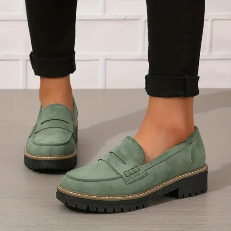 Allsidige kvinne loafers med chunky såle. Komfortable flats, ideelle mote sko for jobb og fritid.