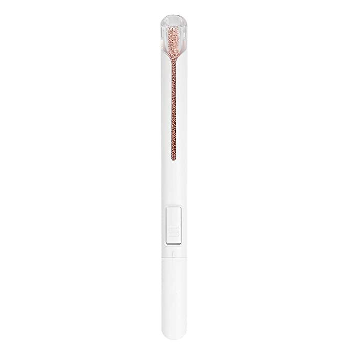 Detalj av perlepenns tupp med metallperler, klar for nøyaktig negledekorasjon og kreativ nailart design.