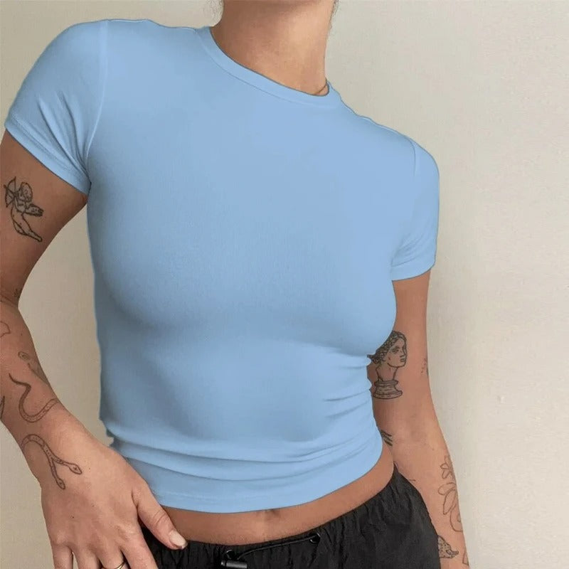 Enkel og stilren slim fit t-skjorte for kvinne, rund hals, perfekt for sporty antrekk.