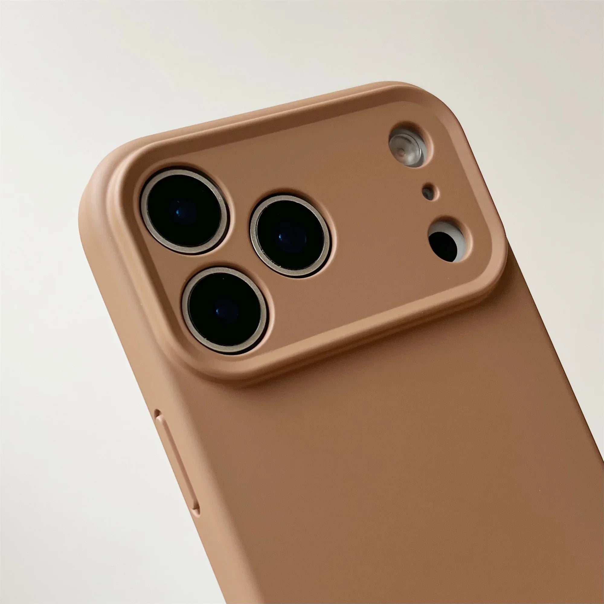 Blått støtsikkert iPhone 16 Pro Max deksel. Gir robust beskyttelse & elegant utseende.