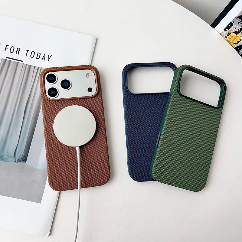 Elegant iPhone deksel med vevd stoff og matt overflate. Stilig og støtsikkert for din mobil.