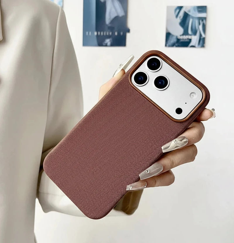 Støtsikkert magnetisk iPhone deksel i vevd stoff, kompatibelt med trådløs lading og god beskyttelse.