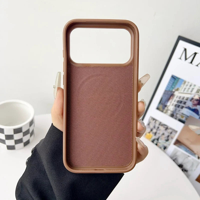 Stilig og støtsikkert mobildeksel for iPhone 16, med vevd stoff og matt finish for god beskyttelse.