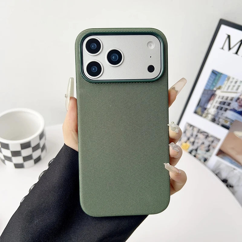 Støtsikkert iPhone 17 deksel i vevd stoff, magnetisk og trådløs lading-vennlig. Optimal telefonbeskyttelse.